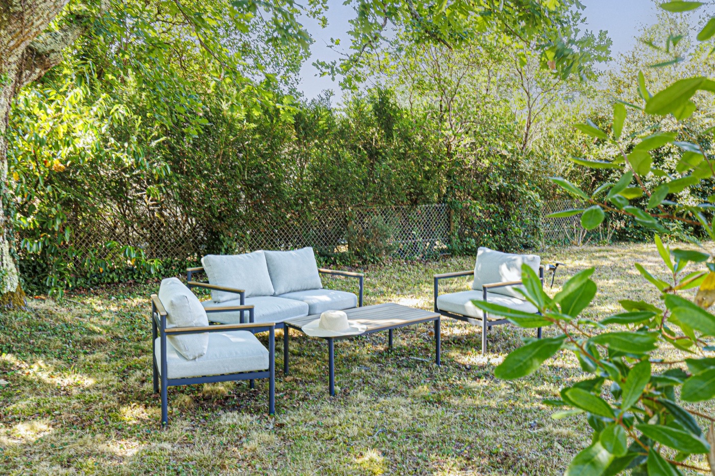 Le salon de jardin, à l’ombre
